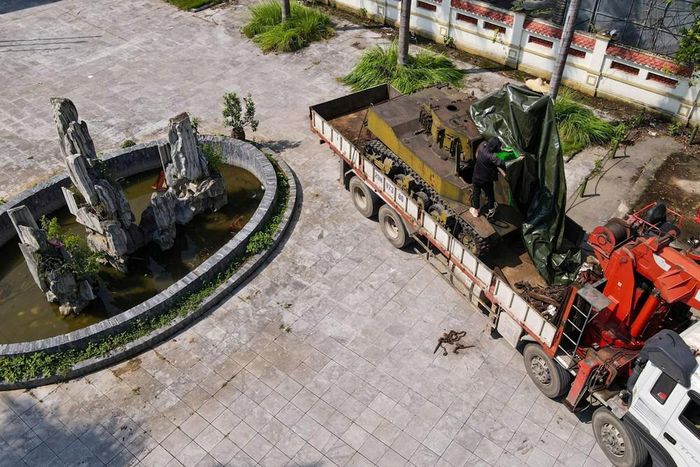 Trước khi hành quân, xe tăng được kiểm tra, chằng buộc an toàn khi đưa lên phương tiện vận tải