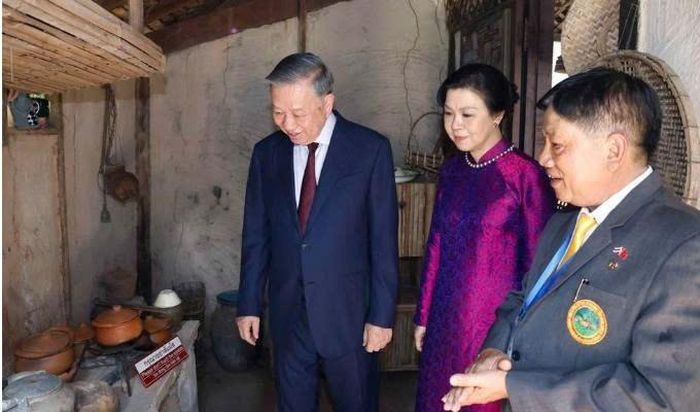 Tổng Bí thư, Chủ tịch nước Tô Lâm cùng Phu nhân thăm Khu di tích Chủ tịch Hồ Chí Minh ở Udon Thani. Ảnh: TTXVN
