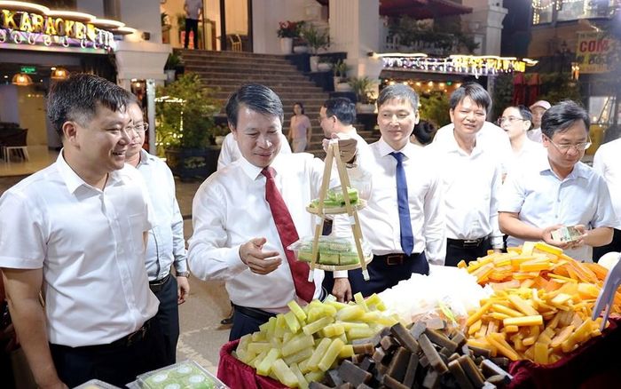 Lãnh đạo tỉnh Phú Thọ tham quan các gian hàng