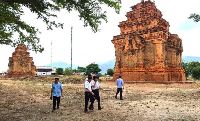 Đoàn khảo sát tại di tích quốc gia đặc biệt tháp Hòa Lai