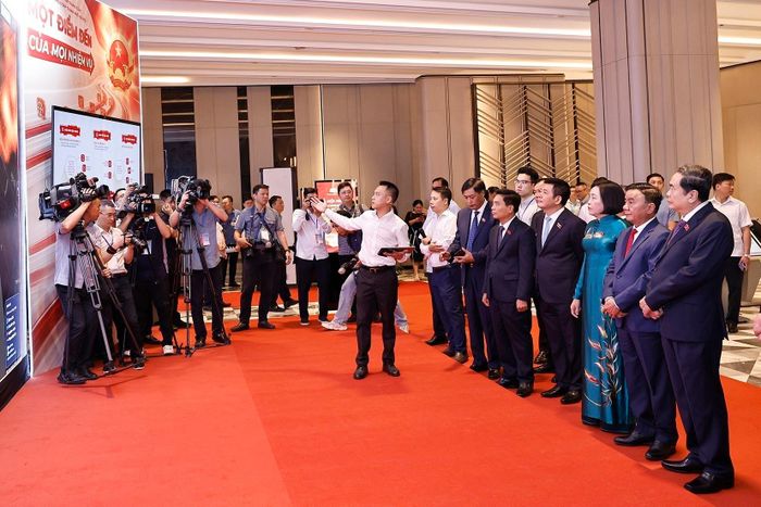 Chủ tịch Quốc hội Trần Thanh Mẫn và đại biểu nghe thuyết trình về đổi mới hoạt động của Hội đồng nhân dân TP Hà Nội. Ảnh: Doãn Tấn - TTXVN