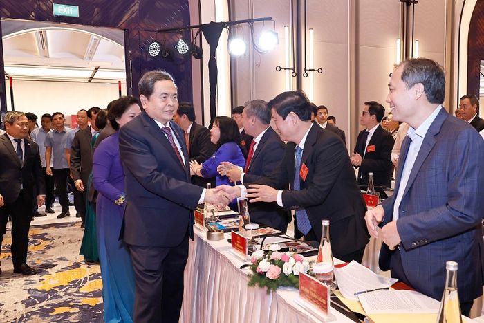 Chủ tịch Quốc hội Trần Thanh Mẫn và Thường trực Ban Bí thư Trần Cẩm Tú với đại biểu. Ảnh: Doãn Tấn - TTXVN