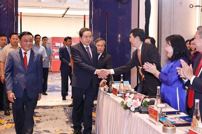 Chủ tịch Quốc hội Trần Thanh Mẫn với đại biểu. Ảnh: Doãn Tấn - TTXVN