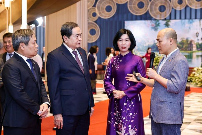 Chủ tịch Quốc hội Trần Thanh Mẫn nghe các đại biểu thuyết trình bên lề hội nghị. Ảnh: Doãn Tấn - TTXVN