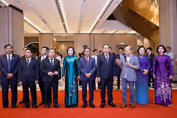 Chủ tịch Quốc hội Trần Thanh Mẫn và đại biểu nghe thuyết trình về đổi mới hoạt động của Hội đồng nhân dân TP Hà Nội. Ảnh: Doãn Tấn - TTXVN