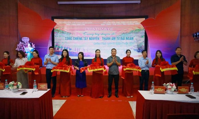Các đại biểu cắt băng khai mạc triển lãm. Ảnh: Đức Hiếu - TTXVN