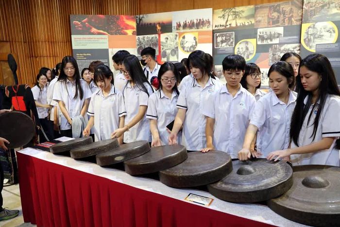 Học sinh trường TH, THCS và THPT Lê Thánh Tông Quảng Ninh tìm hiểu về cồng chiêng Tây Nguyên tại triển lãm. Ảnh: Đức Hiếu - TTXVN