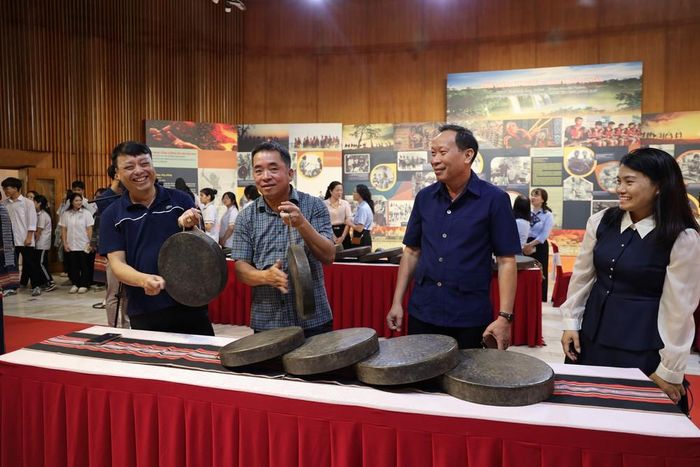 Các đại biểu tìm hiểu về cồng chiêng Tây Nguyên tại triển lãm. Ảnh: Đức Hiếu - TTXVN