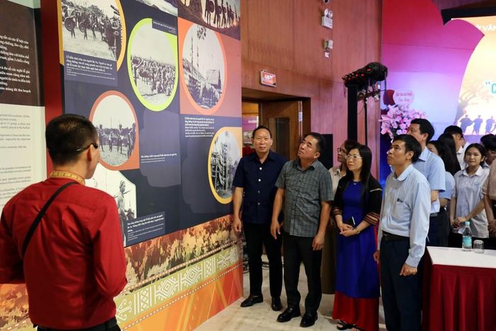 Các đại biểu nghe thuyết minh về không gian văn hóa cồng chiêng Tây Nguyên. Ảnh: Đức Hiếu - TTXVN