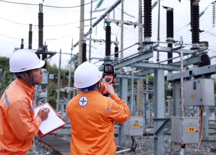 Cán bộ kỹ thuật Công ty Điện lực Lai Châu dùng camera điện tử kiểm tra nhiệt độ tại các điểm tiếp xúc của hệ thống lưới điện nhằm ngăn chặn sự cố tại trạm 110Kv. Ảnh: Quý Trung - TTXVN