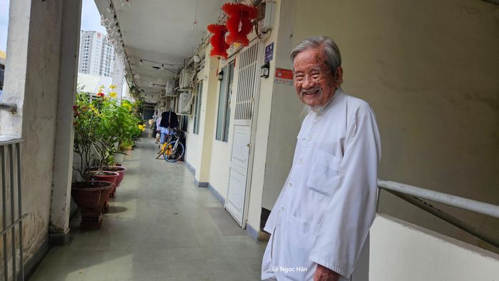 Hành lang chung cư rộng rãi và có thể trồng cây hoa kiểng nên ông Nguyễn Đình Tư rất hài lòng