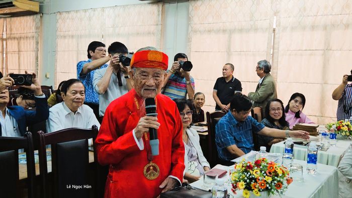 Tại tọa đàm nhân kỷ niệm 30 năm ngày mất nhà văn hóa Vương Hồng Sển ngày 22/1/2026, nhà nghiên cứu Nguyễn Đình Tư đã phát biểu đề xuất "Cần có không gian lưu niệm dành cho những người có đóng góp lớn về văn hóa". Ảnh: Lê Ngọc Hân