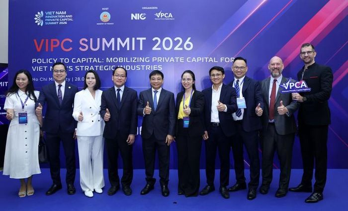 Phó Thủ tướng Nguyễn Văn Thắng chụp ảnh lưu niệm cùng các đại biểu - Ảnh: VGP/Đức Tuân