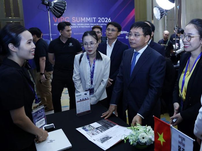 Phó Thủ tướng Nguyễn Văn Thắng nghe giới thiệu về các sản phẩm đổi mới sáng tạo được trưng bày bên lề Diễn đàn - Ảnh: VGP/Đức Tuân