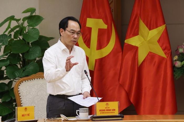 Bộ trưởng Bộ Giáo dục và Đào tạo Hoàng Minh Sơn báo cáo tại cuộc họp - Ảnh: VGP/Thu Sa