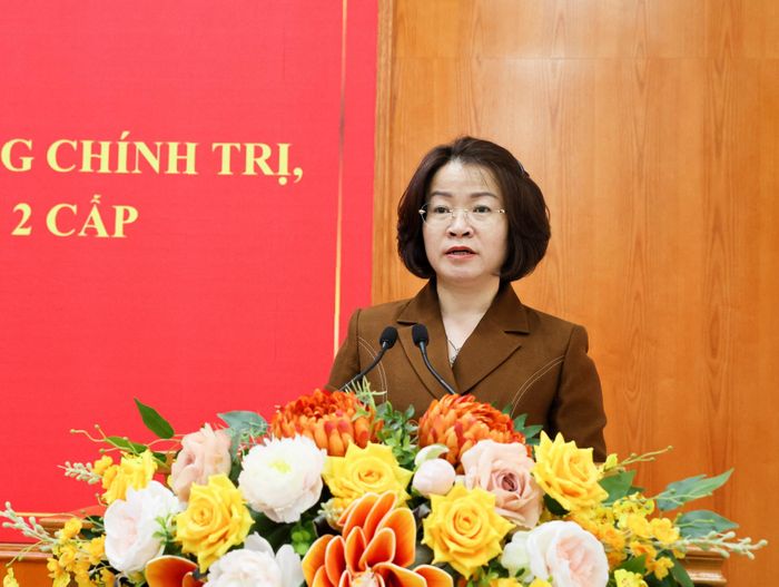 Đồng chí Lê Thị Hường - Ủy viên Ban Thường vụ, Trưởng Ban Tổ chức Tỉnh ủy báo cáo sơ kết 1 năm vận hành mô hình tổ chức tổng thể của hệ thống chính trị, mô hình chính quyền địa phương 2 cấp. Ảnh: Báo và Phát thanh, truyền hình Lai Châu