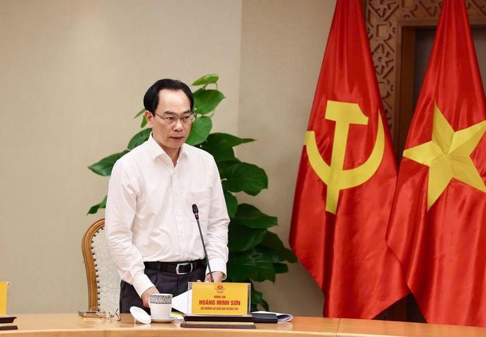 Bộ trưởng Bộ Giáo dục và Đào tạo Hoàng Minh Sơn báo cáo tại cuộc họp - Ảnh: VGP/Thu Sa