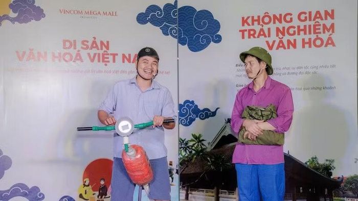 Bên cạnh những làn điệu chèo cổ da diết là các tiết mục hề chèo hóm hỉnh, thư giãn.