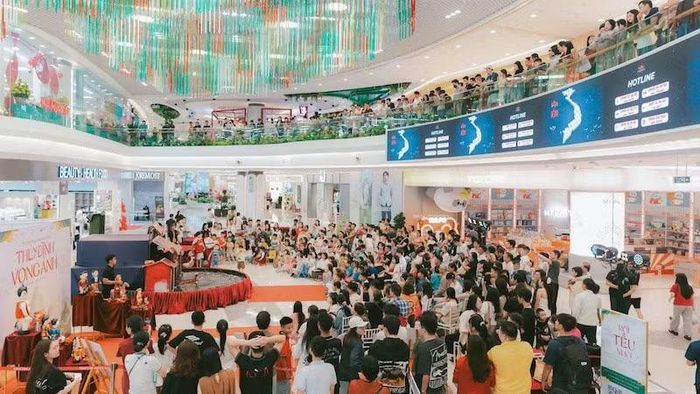 Sân khấu múa rối nước thu hút đông đảo khách tham quan.