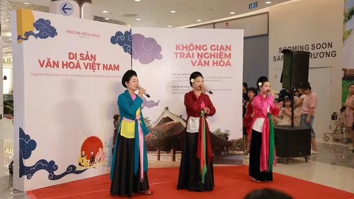 Sân khấu chèo đơn giản mà nổi bật với hình ảnh đậm chất văn hóa truyền thống.