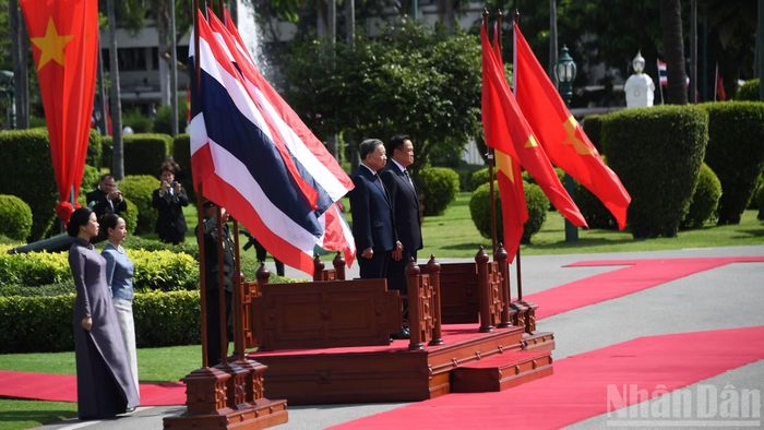Tổng Bí thư, Chủ tịch nước Tô Lâm và Phu nhân, cùng Thủ tướng Anutin Charnvirakul và Phu nhân tại lễ đón chính thức. (Ảnh: MINH THẮNG)