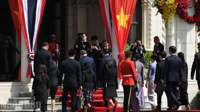 Sau lễ đón trọng thể, Tổng Bí thư, Chủ tịch nước Tô Lâm và Thủ tướng Thái Lan Anutin Charnvirakul cùng tiến vào tòa nhà Chính phủ Thái Lan để tiến hành hội đàm theo kế hoạch. (Ảnh: MINH THẮNG)
