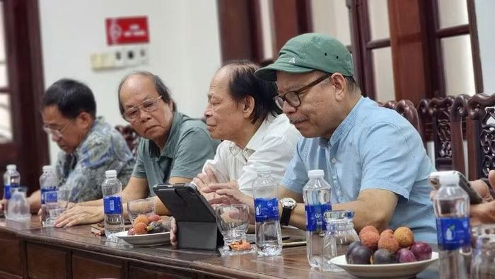 Chủ đề nhận được sự quan tâm của thế hệ nhà văn đi trước.