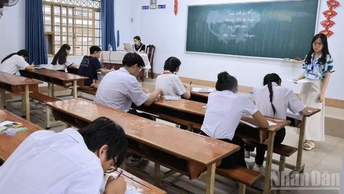 Giám thị hướng dẫn thí sinh điền thông tin vào giấy thi, chuẩn bị môn thi đầu tiên.