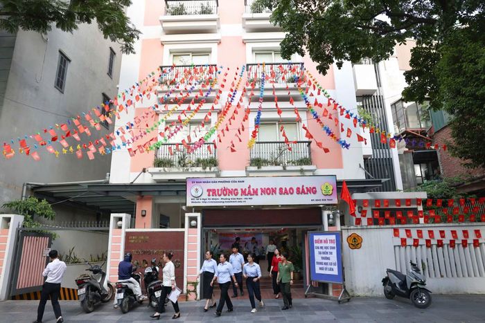 Kỳ thi diễn ra trong thời điểm thời tiết nắng nóng, để tạo điều kiện thuận lợi, giảm bớt áp lực cho thí sinh, người nhà thí sinh, một số điểm hỗ trợ đã được bố trí gần với điểm thi, bảo đảm chỗ ngồi nghỉ, nước uống và điều kiện sinh hoạt cần thiết.