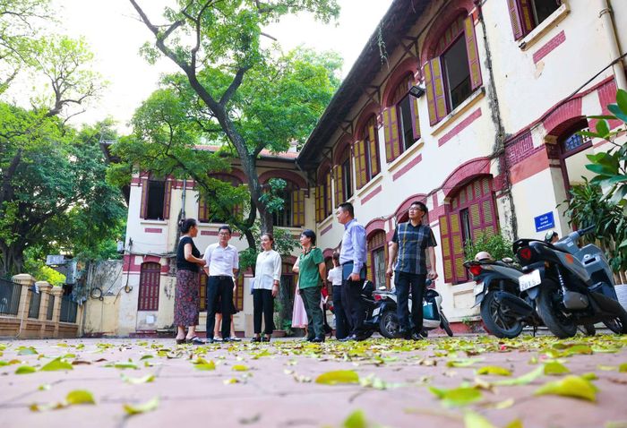 Ban Chỉ đạo thi phường Cửa Nam, Hà Nội kiểm tra công tác chuẩn bị Kỳ thi tuyển sinh vào lớp 10 trung học phổ thông năm học 2026- 2027 tại điểm thi Trường trung học phổ thông Trần Phú-Hoàn Kiếm.