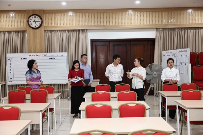 Ban Chỉ đạo thi phường Cửa Nam kiểm tra công tác chuẩn bị cơ sở vật chất, điều kiện tổ chức thi.