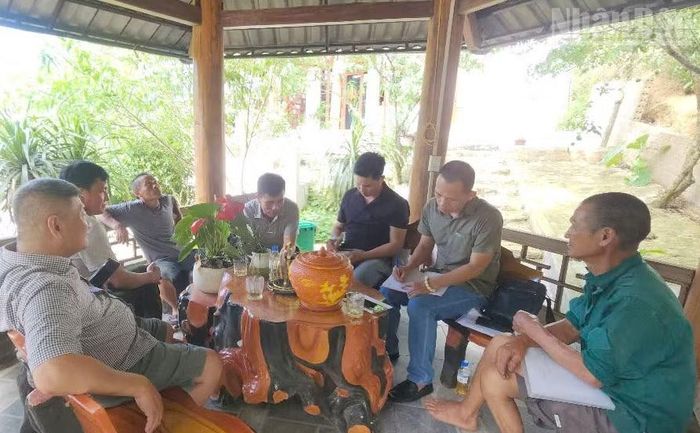 Phóng viên Báo Nhân Dân làm việc với các hộ dân phường Vân Sơn và phường Thảo Nguyên.