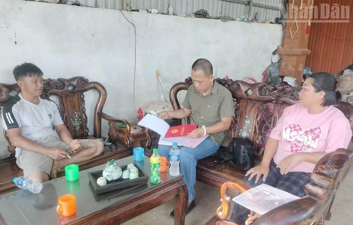 Anh Nguyễn Bá Hiếu, Tổ dân phố Chiềng Đi, phường Vân Sơn cung cấp các hồ sơ, giấy tờ, trong đó có giấy chứng nhận quyền sử dụng đất của gia đình chưa cấp đổi được sang bìa hồng vì phía Vinatea Mộc Châu đang kiện gia đình ra tòa.