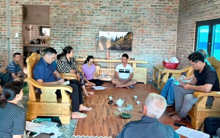 Phóng viên Báo Nhân Dân làm việc với các hộ dân phường Vân Sơn và phường Thảo Nguyên.