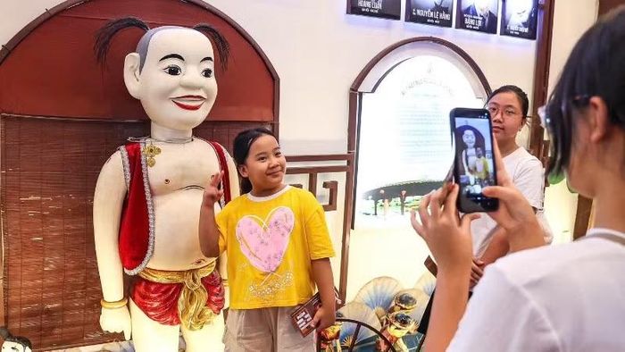 Các em nhỏ hào hứng chụp ảnh cùng nhân vật rối tại Nhà hát.