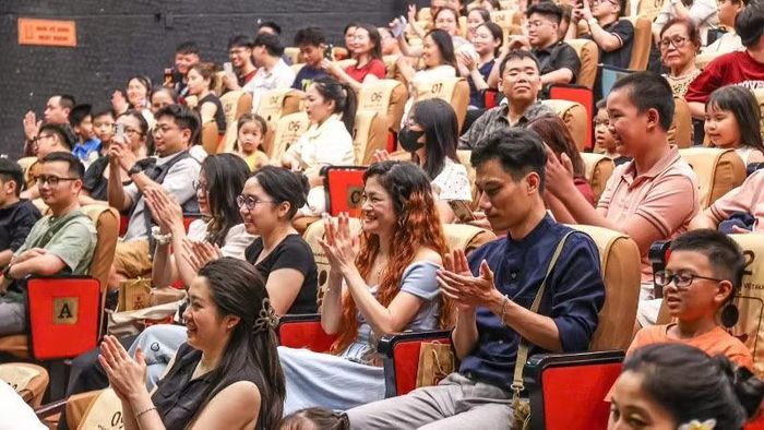 Sân khấu rối nước cũng thực sự hấp dẫn người lớn và du khách quốc tế.