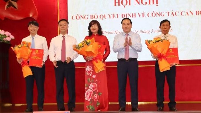 Lãnh đạo Tỉnh ủy tặng hoa chúc mừng các đồng chí được điều động, bổ nhiệm.