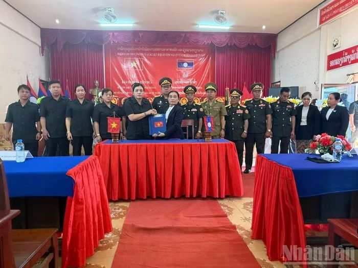 Lãnh đạo tỉnh Quảng Ngãi và tỉnh Sekong (Lào) thực hiện nghi thức bàn giao hài cốt liệt sĩ.
