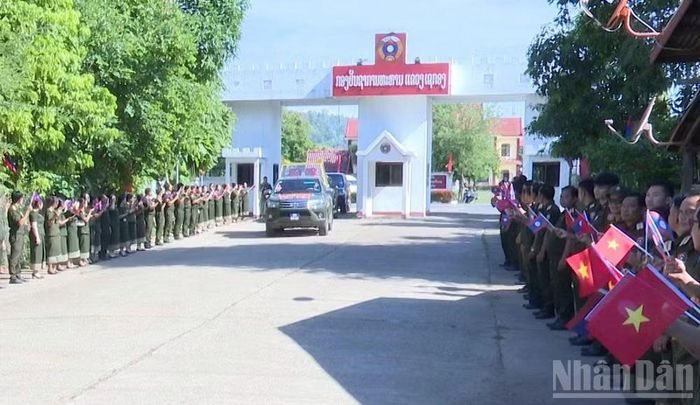 Cán bộ, chiến sĩ và nhiều người dân Lào tiễn đưa các Anh hùng liệt sĩ trở về quê hương, đất nước.