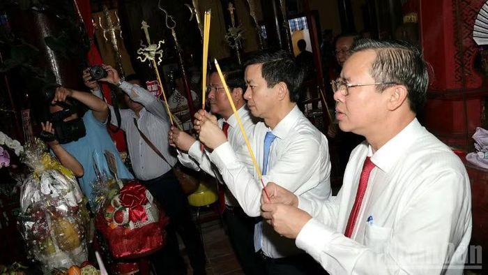 Lãnh đạo thành phố Cần Thơ dâng hương tại Lễ hội Kỳ yên Thượng Điền Đình Bình Thủy.