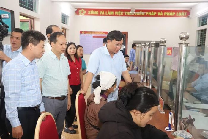 Chủ tịch Ủy ban nhân dân tỉnh Phú Thọ Trần Duy Đông kiểm tra việc vận hành mô hình chính quyền địa phương 2 cấp tại một số địa phương trong tỉnh.