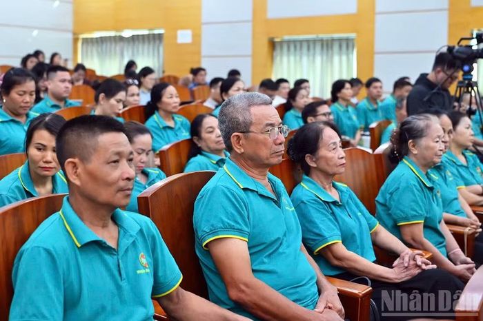 Đông đảo hội viên nông dân từ các địa phương đến dự buổi họp báo.