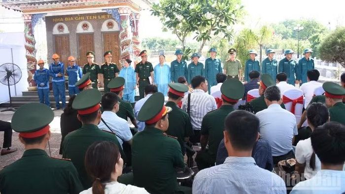 Đà Nẵng tổ chức làm trước lấy mẫu sinh phẩm hài cốt liệt sĩ chưa xác định thông tin tại Nghĩa trang Liệt sĩ Hòa Tiến. (Ảnh: ANH ĐÀO)