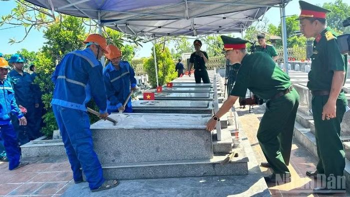 Việc tổ chức lấy mẫu được tiến hành nghiêm theo từng công đoạn. (Ảnh: ANH ĐÀO)