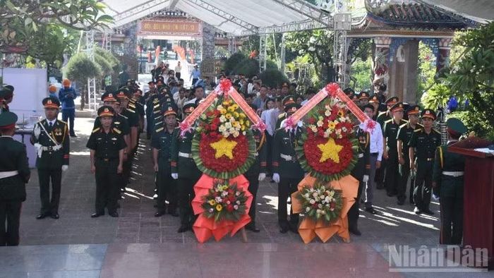 Ban Chỉ đạo tìm kiếm, quy tập và xác định danh tính hài cốt liệt sĩ thành phố Đà Nẵng và chính quyền xã Hòa Tiến tổ chức Lễ viếng, dâng hương tri ân, tưởng niệm các Anh hùng liệt sĩ tại Nghĩa trang liệt sĩ Hòa Tiến. (Ảnh: ANH ĐÀO)