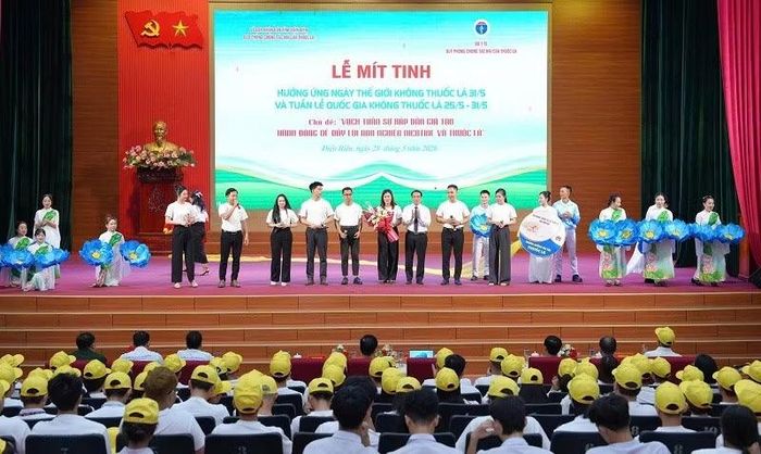 Lãnh đạo Sở Y tế Điện Biên tặng quà, cảm ơn các đơn vị tích cực tham gia hưởng ứng Lễ mít-tinh Ngày Thế giới không thuốc lá tại Điện Biên.