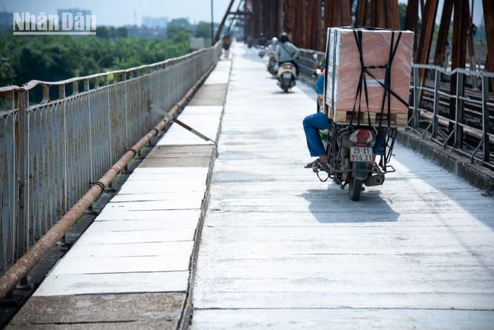 Mặt cầu đã được sửa chữa hoàn toàn bằng chất liệu mới, chẳng con những ổ gà hay những đoạn mấp mô gập nghềnh. Những miếng bê-tông ghép dùng để làm lối đi cho người đi bộ đã cũ hỏng, vỡ nát được thay thế bằng những miếng mới chắc chắn hơn, phẳng phiu hơn. Các tấm cũ chất lượng còn tốt vẫn được giữ lại vẹn nguyên như "nhân chứng thế kỷ" cho công trình lịch sử của thủ đô.