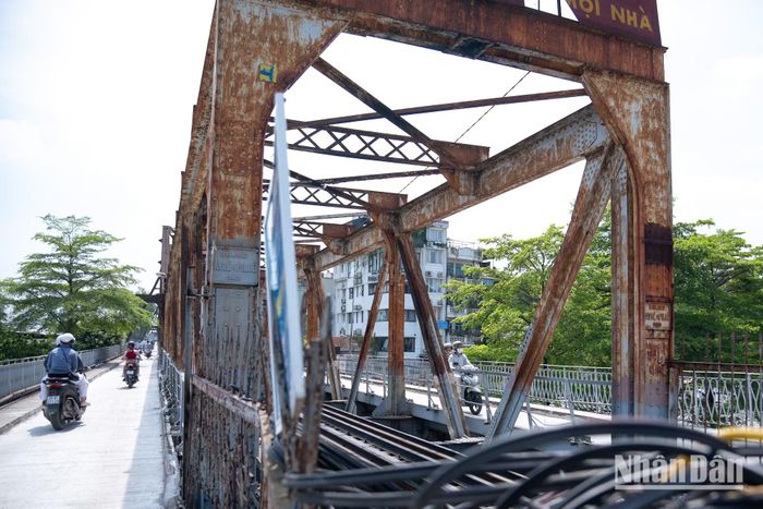Công tác thi công duy tu cầu Long Biên hai tháng qua thể hiện rõ tinh thần của Thủ đô với mong muốn kết hợp thay mới và bảo tồn những giá trị cũ còn sử dụng tốt. Đây không chỉ là câu chuyện sửa chữa đơn thuần, mà còn thể hiện sự nâng niu, gìn giữ một di sản sống gắn nhiều thế hệ người dân Hà Nội.