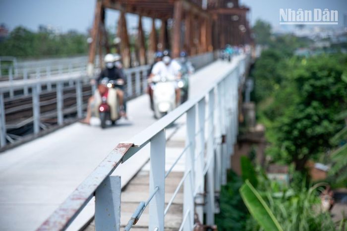 Lan can cầu đã được khoác lên một lớp áo mới, một số đoạn khác vẫn cần tiếp tục tiến hành sơn sửa trong thời gian tới.