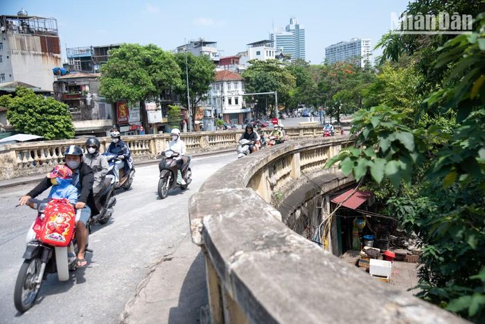 Sau hai tháng duy tu, từ tờ mờ sáng 28/5, những âm thanh quen thuộc của cuộc sống thường nhật và những chuyến xe mưu sinh lại rộn ràng trên cây cầu Long Biên lịch sử. Từng dòng xe máy, xe đạp nối tiếp nhau từ các con phố đổ về, vượt qua sông sang bờ bên kia và tiếp tục nhịp sống hối hả như thường lệ.